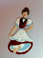 Zománcfestett néptáncos lányka bross 811.