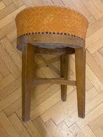 Retro ülőke/puff,XX. szd. közepe körül. Jó állapotban. Mérete: 44 cm magas és 34 cm az átmérője.