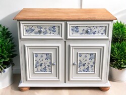 Romantikus hangulatú komód..  Rózsás porcelán fogantyúkkal ..