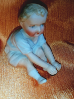 Gyűjtői, nagyon ritka cipőt húzó porcelán kisfiú Heubach porcelán figurája