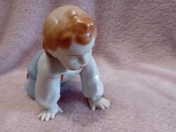 2504/1 Zsolnay Sinkó porcelán mászó kisgyerek figura