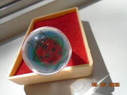Lucite víztiszta kupolás gyűrű katicabogárrál,vintage 1970