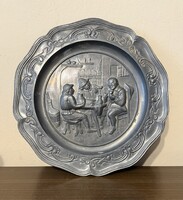 Nagy méretű dombornyomott ón falitányér angyal fémjellel 31 cm (súlyos darab)