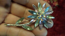 Kb 7 cm-es , aurora borealis színű , virág alakú , retro bross , jó állapotban .