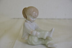 Aquincum porcelán öltözködő kislány A267