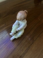 Zoknit húzó kislány porcelán figura