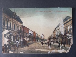 Régi képeslap Sátoraljaújhely, Kazinczy utca, gyógyszertár, Vilkovszky Kálmán üzlete 1927