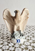 Porcelán sas figura