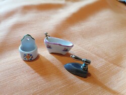 Porcelán fürdőkád, sótartó és fém minivasaló babaházba.  20.