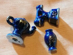 Sötététkék arannyal festett porcelán telefon, kiöntő és váza babaházba.  27.
