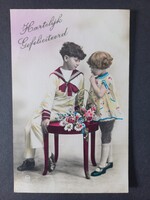 Régi francia színezett képeslap "Gratulálok" - gyerekek - kislány és kisfiú szép ruhában 1930