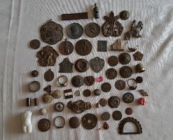 Háborús és egyébb apró tárgyak csak egyben eladóak. Monarchiás síp. Kitüntetések gombok stb