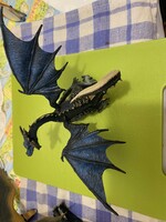 Szárnyas sárkány,dinoszaurusz. Szárny távolsága 29cm. Hossza: 20 cm. Teljesen új.Unokám gyűjtötte.