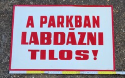 A PARKBAN LABDÁZNI TILOS! Régi festett alumínium tábla