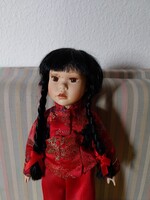JELZETT, JAPÁN RUHÁS PORCELÁN BABA