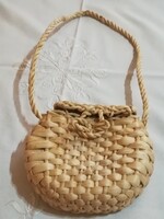 Fonott gyékény kistáska.