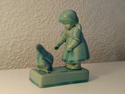 Zsolnay Alapmázas Tyúkot etető Annuska