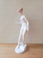 Aquincumi vízbelépő nő porcelán figura