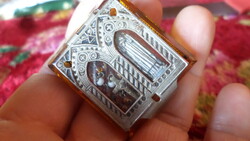 4 x 3 cm-es , kis , üveg és fém , úti szentecske és rózsafüzér tartó , jó állapotban .