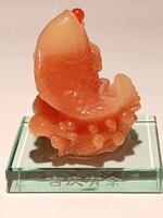 SZÉPEN KIDOLGOZOTT KÍNAI DÍSZTÁRGY KOI PONTY ÜVEGLAPON (G10)