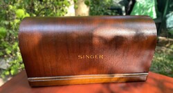 Régi Singer varrógép fedele, doboza