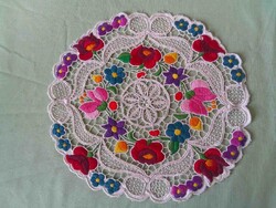 Kalocsai Riselt csipke terítő ( 25 cm. )