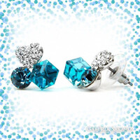 SWAROVSKI KRISTÁLYOS BESZÚRÓS FÜLBEVALÓ, A TŰ ORVOSI FÉM.NAGYON SZÉP TÜRKIZ KÉK SZÍNŰ .