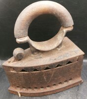 Vasaló, szenes, üntöttvas, 21 x 22 cm-es nagyságú. 3557b