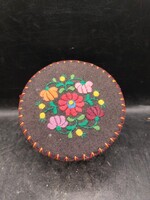 Hímzett kerek ékszertartó doboz, 13 x 7 cm-es nagyságú. 3703b