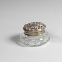 Ezüst fedeles púdertartó üveg