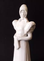 "NÉPVISELETES MENYECSKE KESZKENŐVEL" FEHÉR PORCELÁN KISPLASZTIKA,SZOBOR,FIGURA