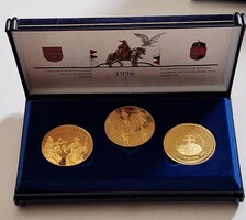 A Magyarok Honfoglalásának 1100 Éves Évfordulója emlékére  3 db emlék érem  RITKA darabok díszdobozb