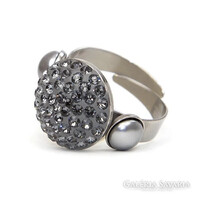 KÜLÖNLEGES FAZONÚ SWAROVSKI KÖVES GYŰRŰ, A GYŰRŰ RÉSZ NEMES ACÉL, ÁLLÍTHATÓ A MÉRETE , ÓVATOSAN. !!