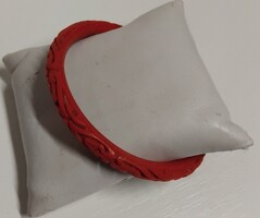 RETRO KÉZIMUNÁVAL FARAGOT MINTÁS VÖRÖS KORALL SZÍNŰ KŐBŐL KÉSZÍTETT KARKÖTŐ KARPEREC KARLÁNC