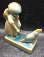 Zsolnay porcelán eozin kislány tyúkkal, 11 cm magas. 3731b