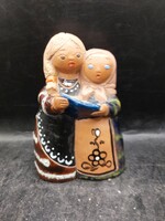 P. E. jelzéssel kerámia figura, 15 cm-es nagyságú. 3734b