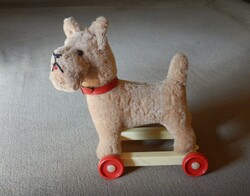 Régi, húzható játék kutya