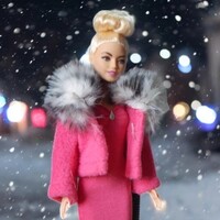 Pink polár kabát - ruha barbie típusú babákhoz (d001pf)