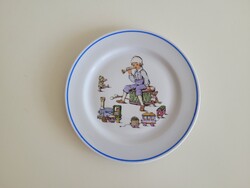 Régi Zsolnay porcelán tányér gyerektányér mesemintás kistányér kisfiú vonat dob mackó minta