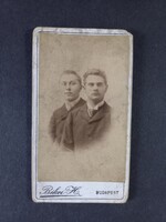 Antik vizitkártya-fotó CDV két fiatal férfiról – Békei H., Budapest, 19. század vége
