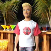 Fiú póló, Ken póló, Coca Cola mintával- ruha barbie típusú babákhoz (f007cc)