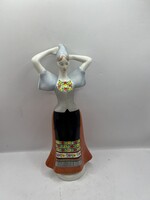 Aquincumi porcelán figura, asszony népviseletben. 6384
