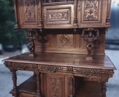 Antik dúsan faragott, ﻿figurás tálalószekrény Vadászkastélyba XIX.sz