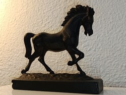 Öntöttvas ló szobor – robusztus, patinás darab