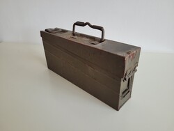 Régi katonai fém lőszeres láda rakasz