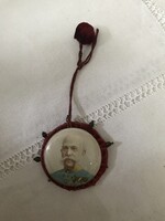 Ferencz József császár portré  ,  emlék ruhadísz , kítűzhető medál .