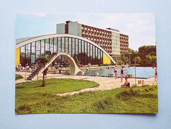 Képeslap (66) - Hajdúszoboszló - SZOT "Béke" Gyógyüdülő strandja 1970-es évek - (Foto: Tulok Ferenc)
