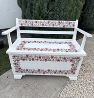 Dekupázsolt népi masszív karospad szennyesláda kisebb lóca  nosztalgia hagyaték régiségek pad kanapé