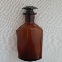 Szép formájú barna patikaüveg