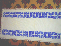 ++++Beregi  keresztszemes   terítő, futó 83 cm x 38 cm- szakszerűen kivitelezett kézimunka